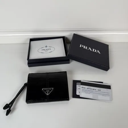 プラダ 折り財布
