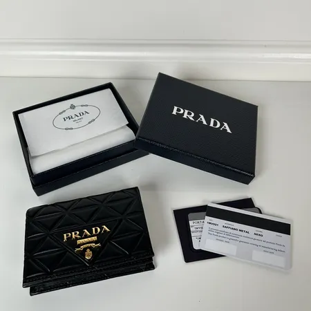 プラダ 折り財布