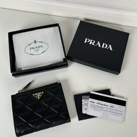 プラダ 折り財布