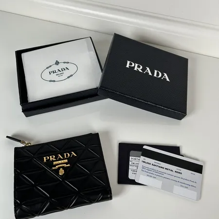 プラダ 折り財布