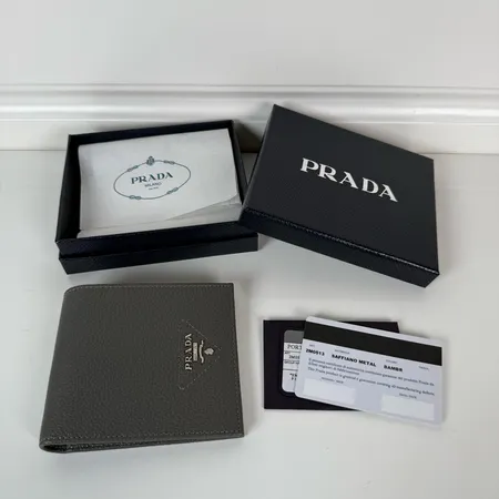 プラダ 折り財布
