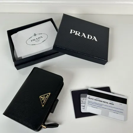 プラダ 折り財布