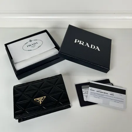 プラダ 折り財布