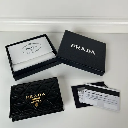 プラダ 折り財布