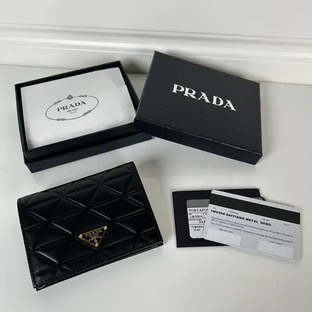 プラダ 折り財布