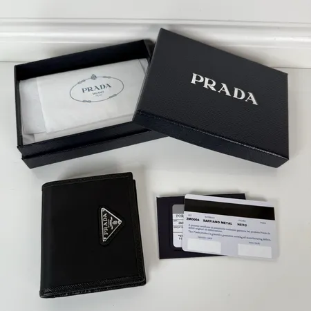 プラダ 折り財布