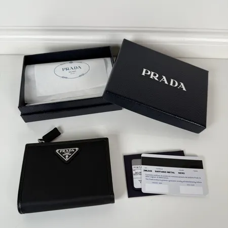 プラダ 折り財布