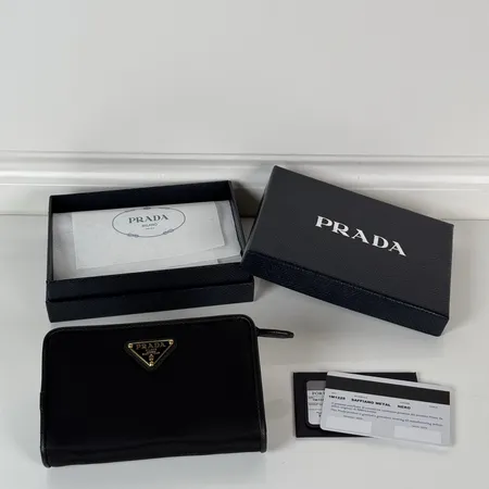 プラダ 折り財布