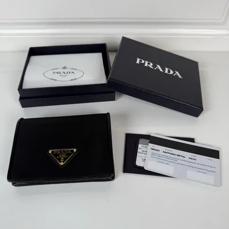 プラダ 折り財布