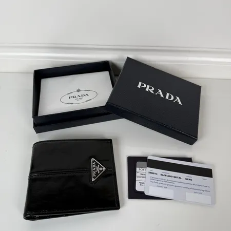 プラダ 折り財布