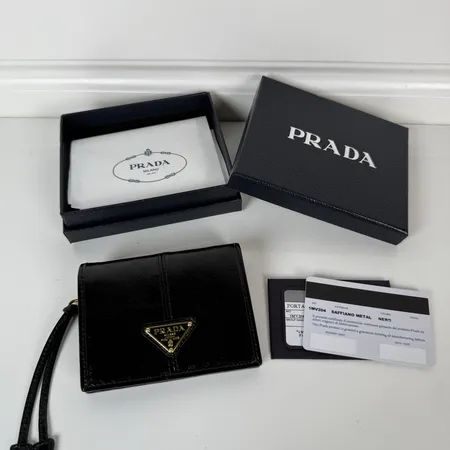 プラダ 折り財布