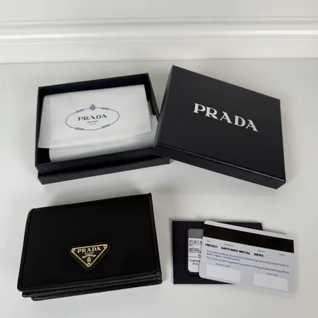 プラダ 折り財布