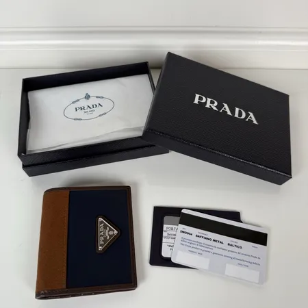 プラダ 折り財布