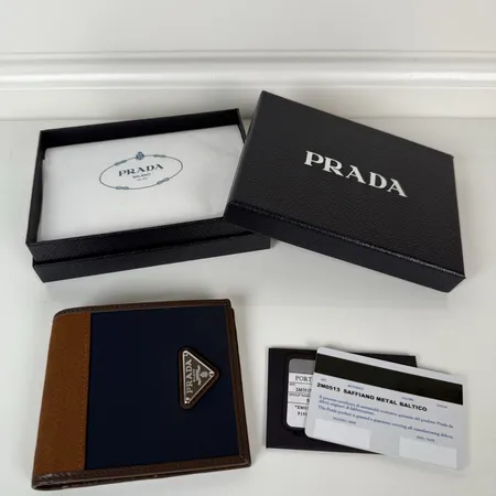 プラダ 折り財布