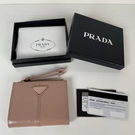 プラダ 折り財布