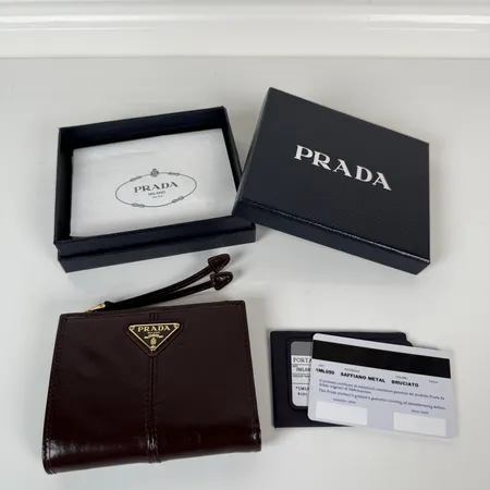 プラダ 折り財布