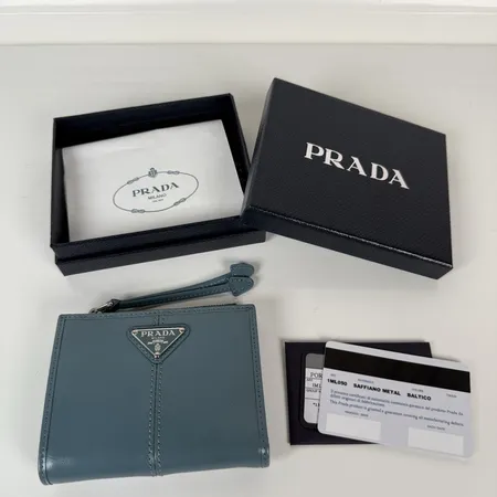プラダ 折り財布
