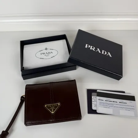 プラダ 折り財布