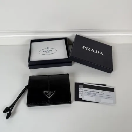 プラダ 折り財布
