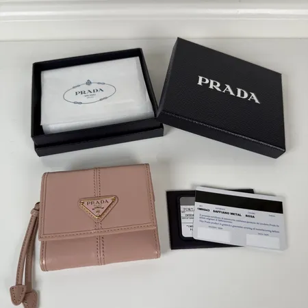 プラダ 折り財布
