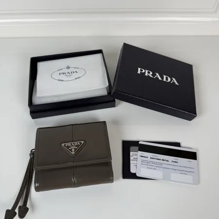 プラダ 折り財布