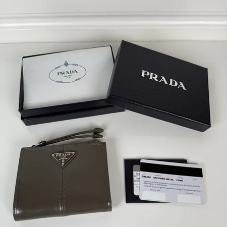 プラダ 折り財布