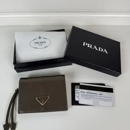 プラダ 折り財布