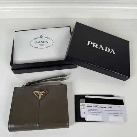 プラダ 折り財布