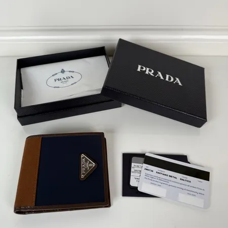 プラダ 折り財布