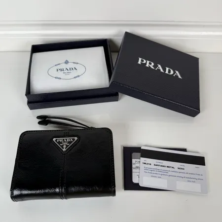 プラダ 折り財布