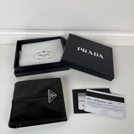 プラダ 折り財布