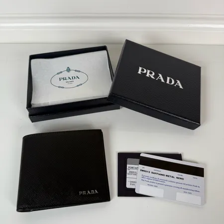 プラダ 折り財布