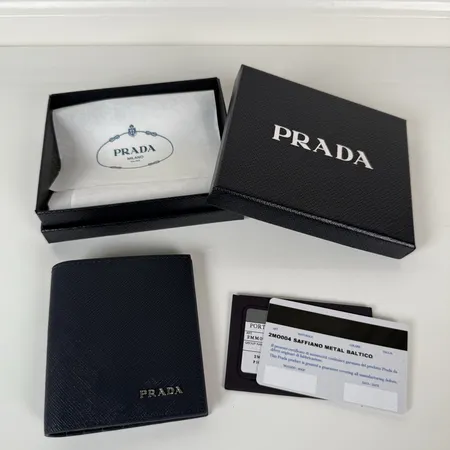 プラダ 折り財布