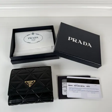プラダ 折り財布