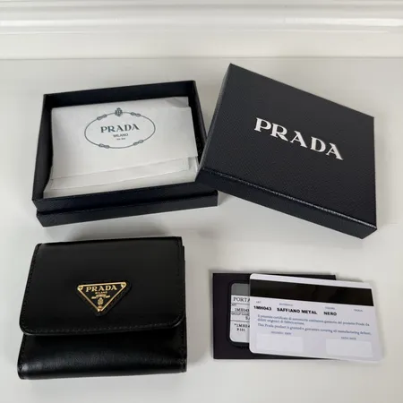プラダ 折り財布