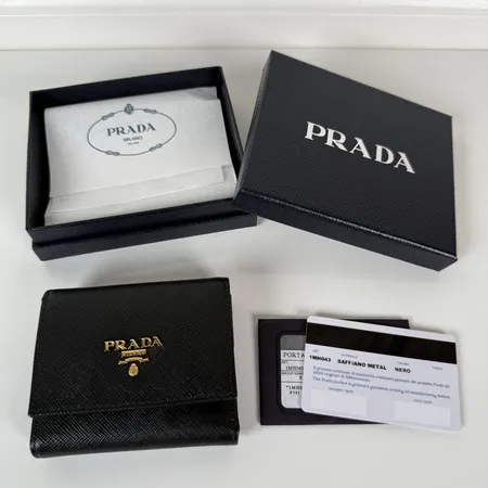 プラダ 折り財布