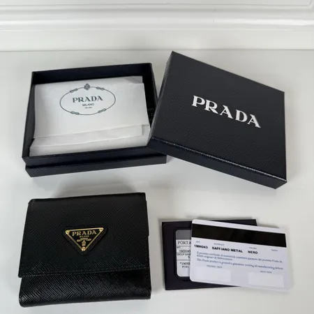 プラダ 折り財布