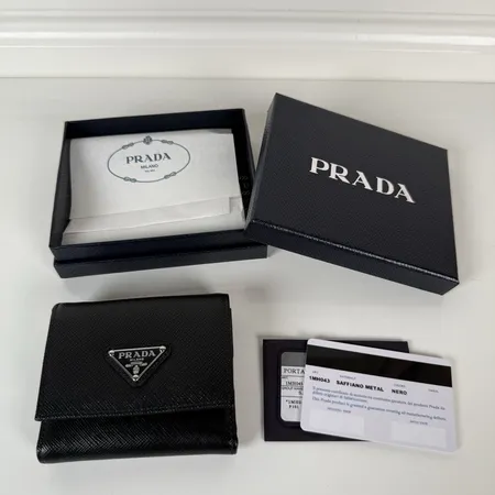 プラダ 折り財布