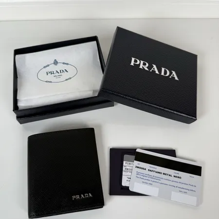 プラダ 折り財布