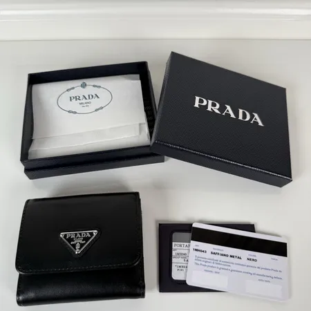 プラダ 折り財布
