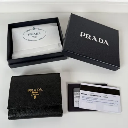 プラダ 折り財布
