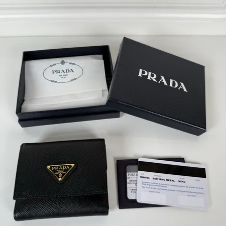 プラダ 折り財布