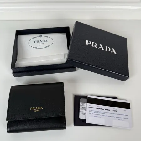 プラダ 折り財布