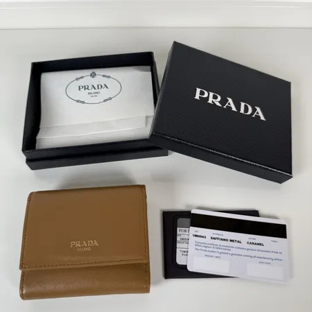 プラダ 折り財布