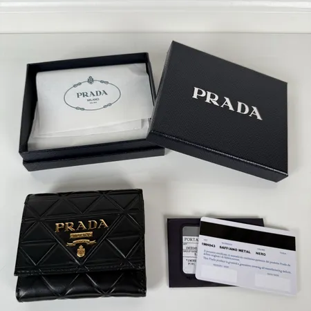 プラダ 折り財布