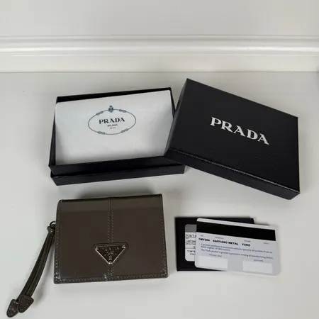 プラダ 折り財布