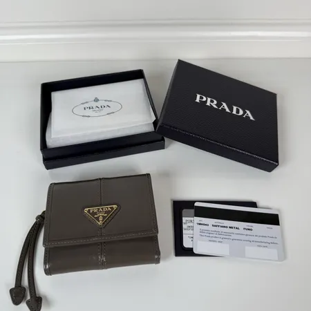 プラダ 折り財布