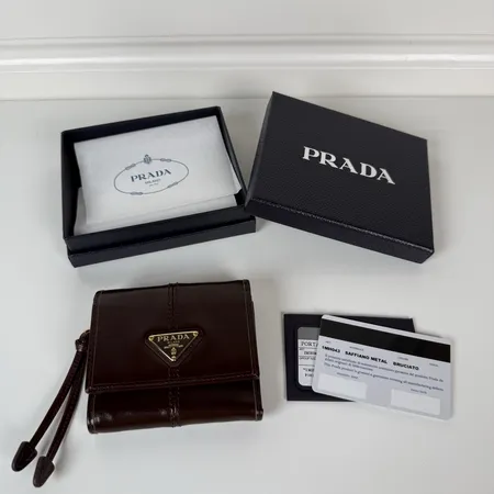 プラダ 折り財布