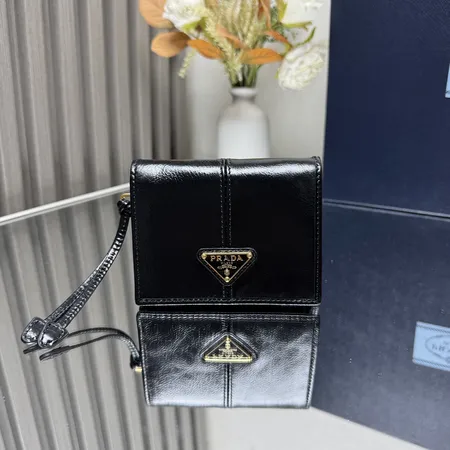 プラダ 折り財布