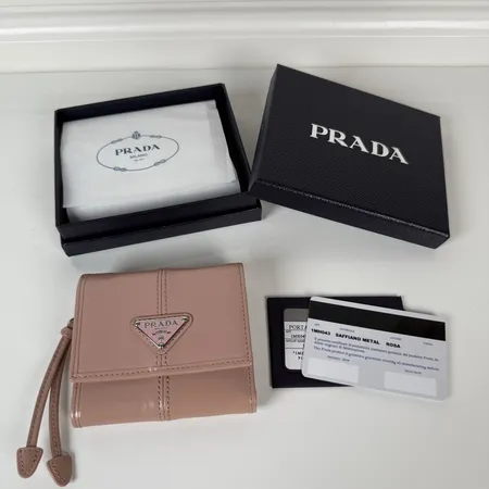 プラダ 折り財布